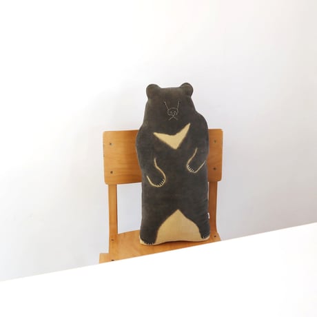 月の輪ぐまのクッション　Moon Bear Cushion
