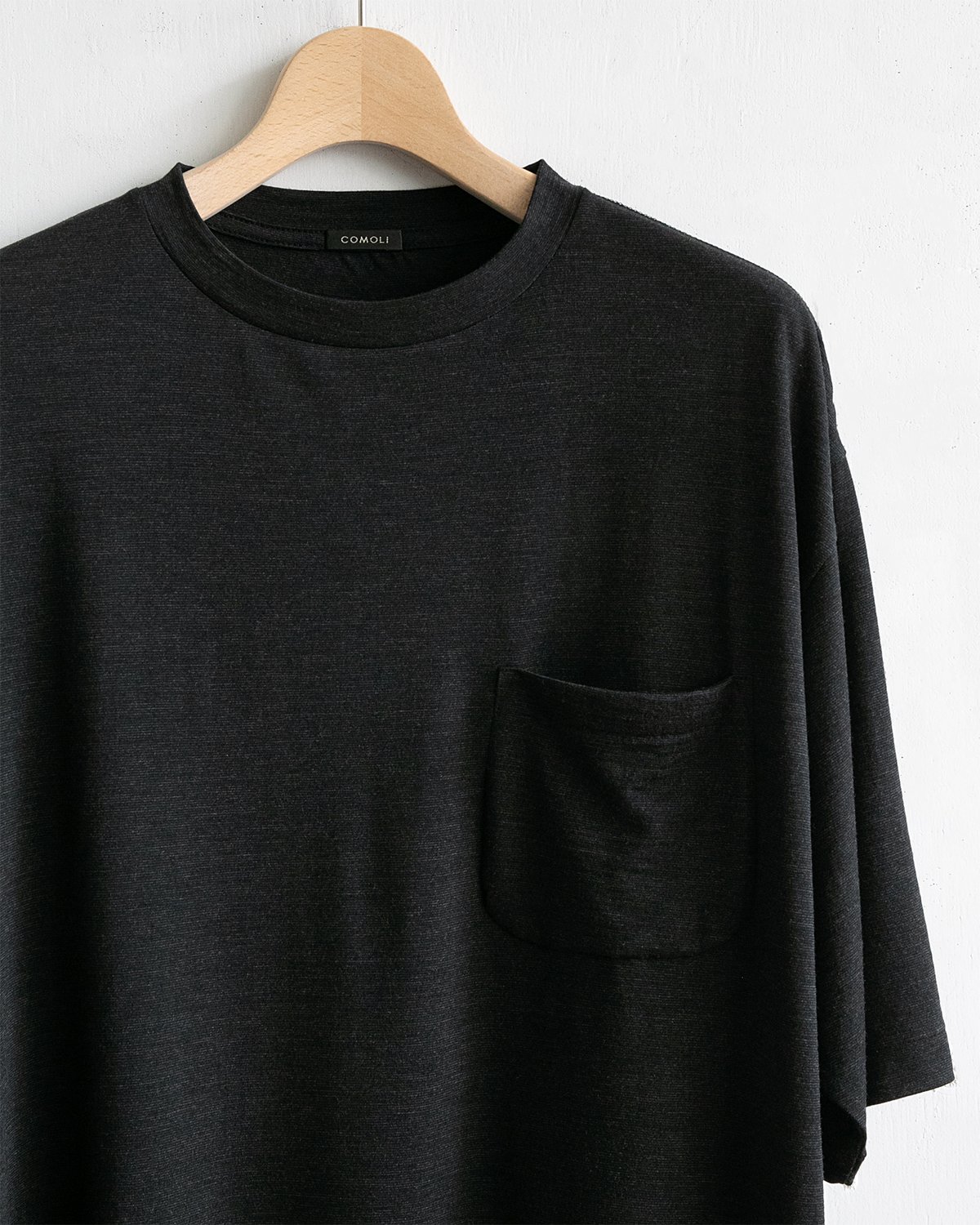 C O M O L I _ サマーウール 半袖Tシャツ ( Charcoal ) | Tronica C O M O L I _ サマーウール 半袖Tシャツ ( Charcoal ) | Tronica