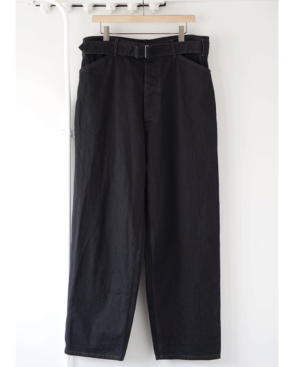 COMOLI BLACK DENIM _ ブラックデニム ベルテッドパンツ | Tronica
