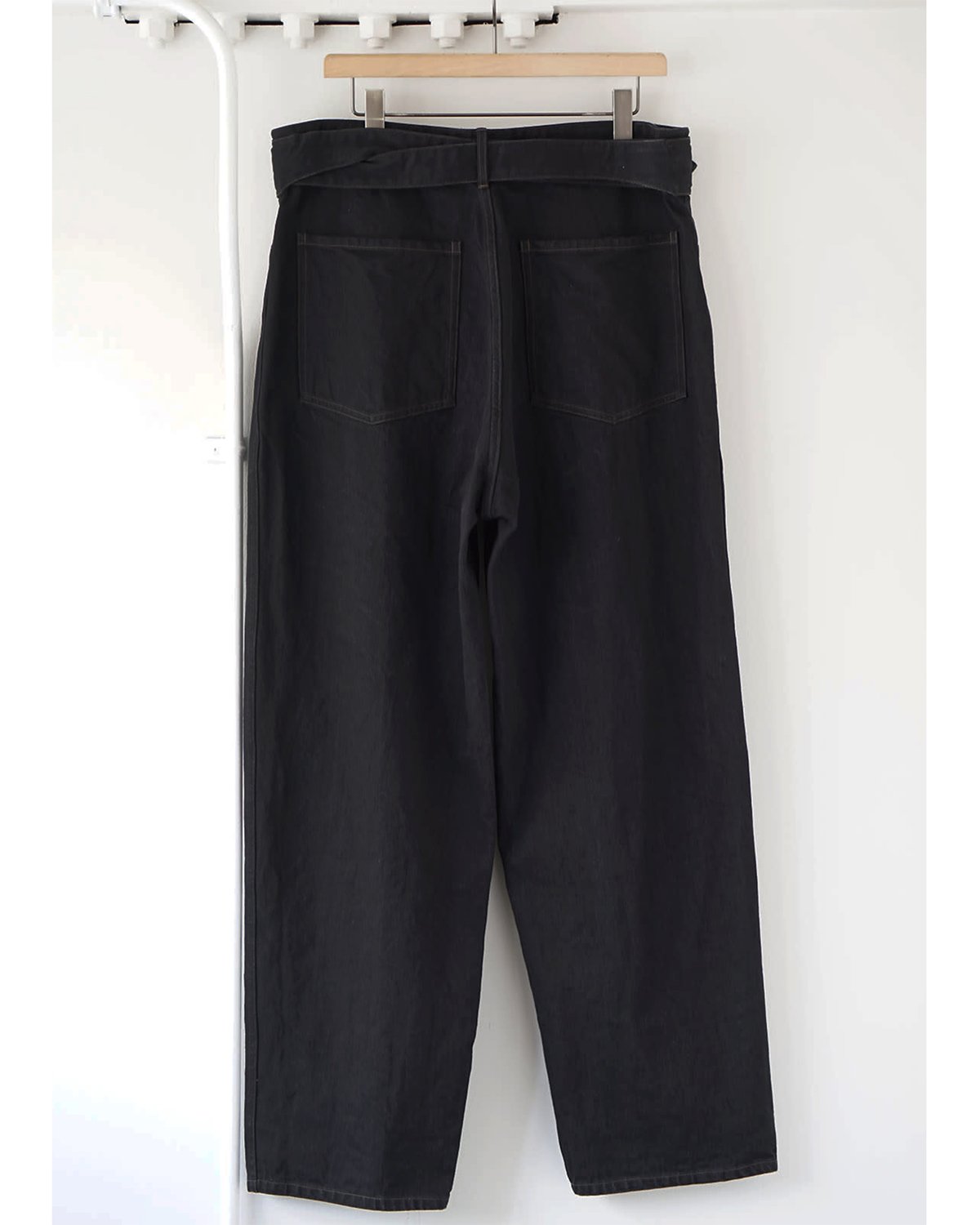 COMOLI BLACK DENIM _ ブラックデニム ベルテッドパンツ | Tronica