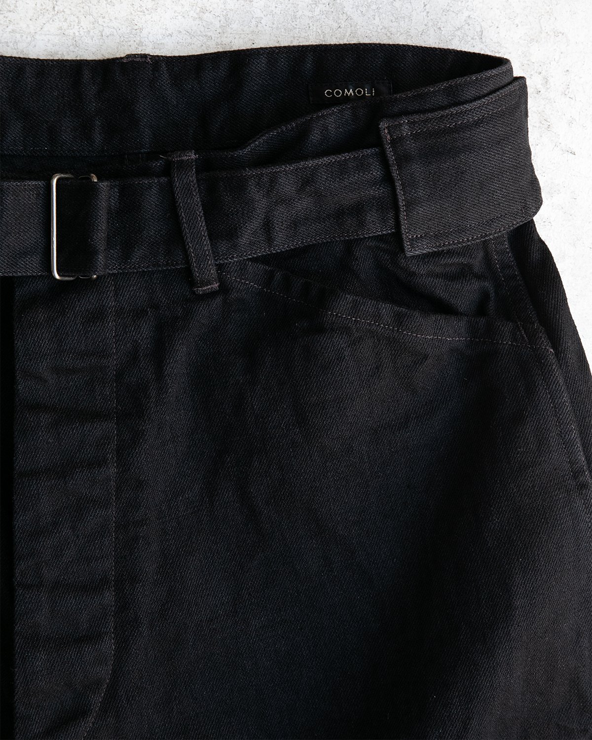COMOLI BLACK DENIM _ ブラックデニム ベルテッドパンツ | Tronica