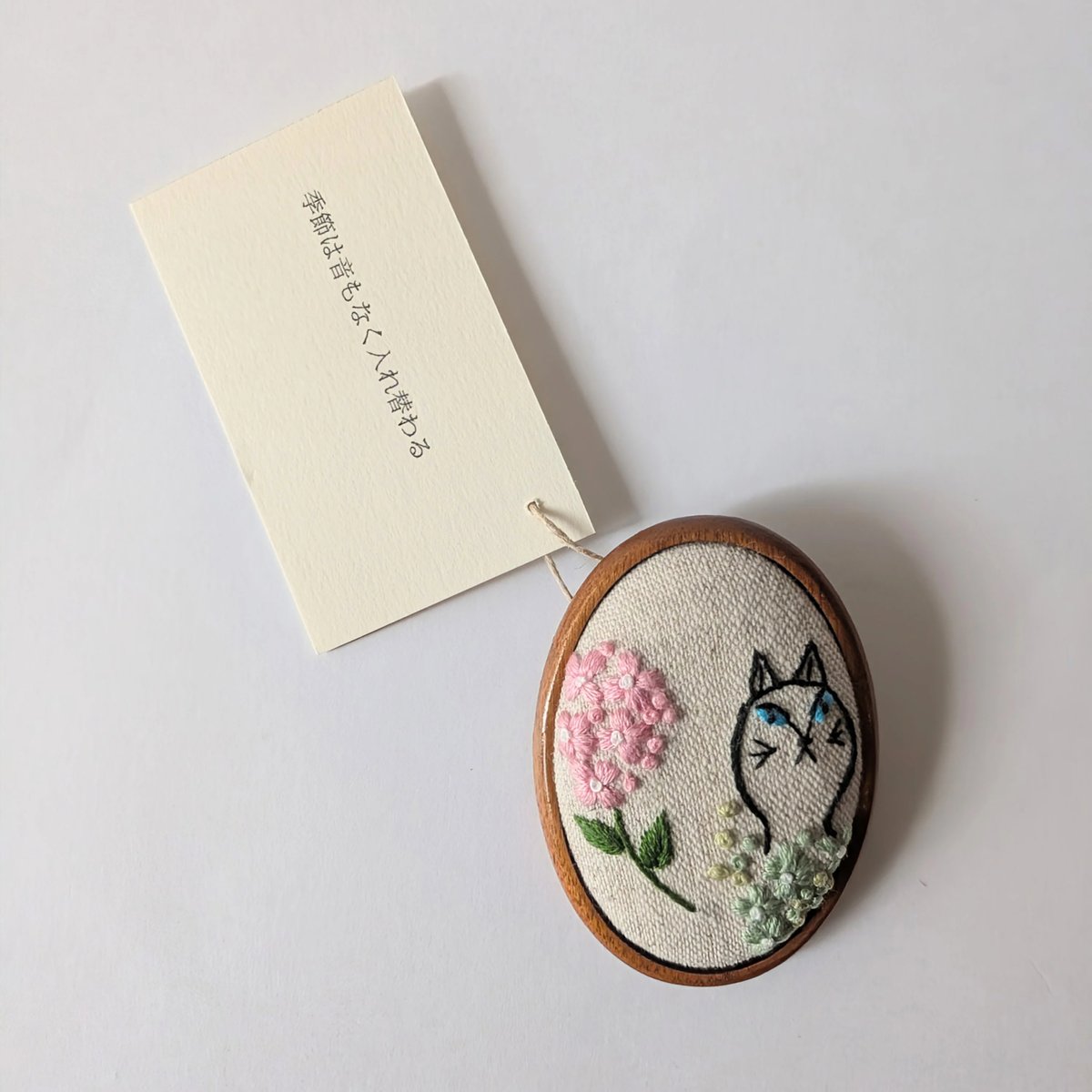 刺繍ブローチ大・紫陽花と猫 | shironeko