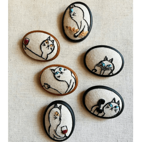 刺繍ブローチ中・猫の余白