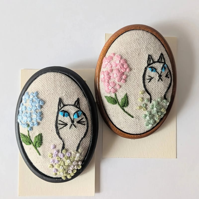 刺繍ブローチ大・紫陽花と猫 | shironeko