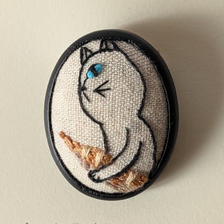 刺繍ブローチ中・猫の余白