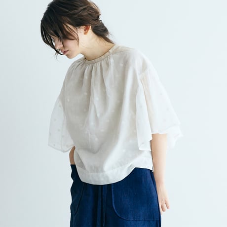 MAGALI ポワンダルジャンコットン・ギャザーブラウス／ホワイト