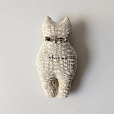nekogao正面ネコブローチ・ネコがみてるよブローチ