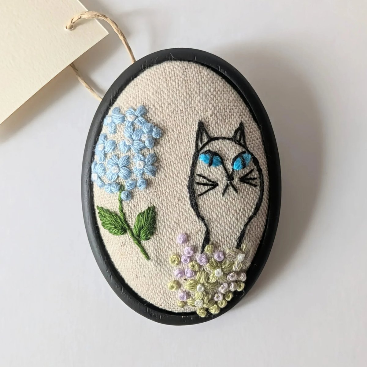 刺繍ブローチ大・紫陽花と猫 | shironeko