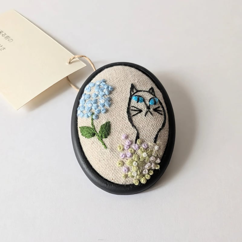 刺繍ブローチ大・紫陽花と猫 | shironeko