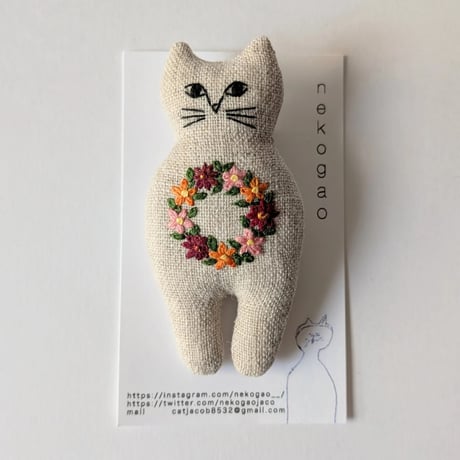 nekogao正面ネコブローチ・ネコがみてるよブローチ