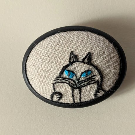 刺繍ブローチ中・猫の余白