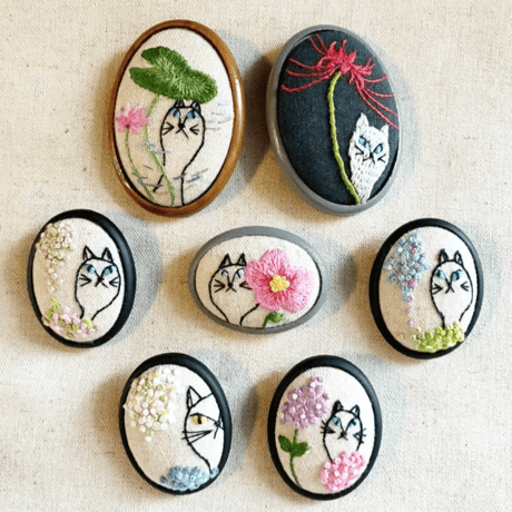 刺繍ブローチ大／中・花と猫