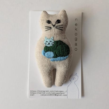 nekogao正面ネコブローチ・ネコがみてるよブローチ