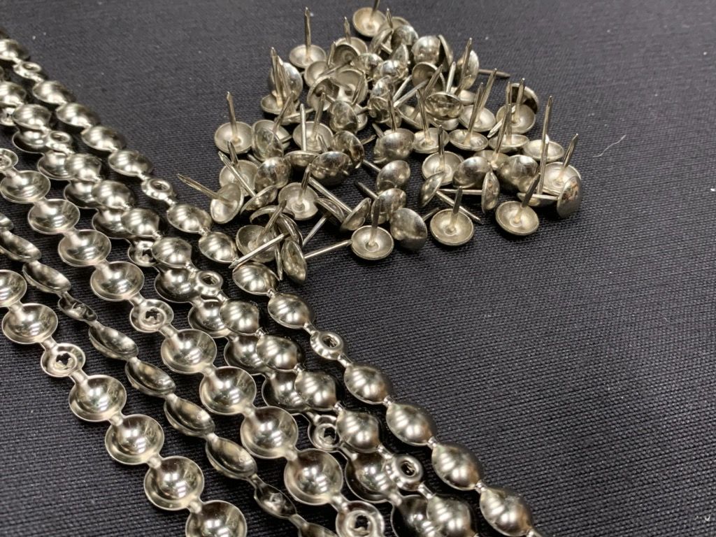 連続鋲 ニッケル色 頭径9.6mm | (有)サヤマ 道具屋