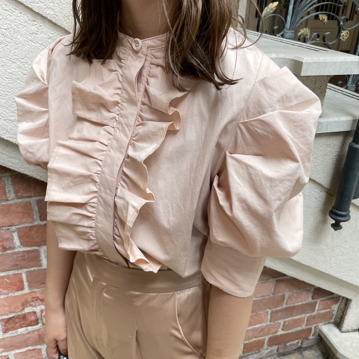 Center frill blouse. | CHÉNE DE MAISON