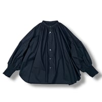 UNIVERSAL TISSU / ナチュラルタイプライターバンドカラーシャーリングブラウス / UT250BL012 001クロ