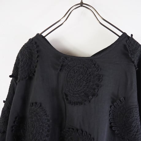 ESTROISLOSE / モチーフ刺繍コットンサテンはおり / EB24402　ブラック