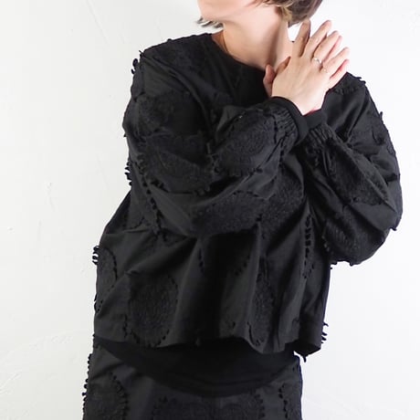 ESTROISLOSE / モチーフ刺繍コットンサテンはおり / EB24402　ブラック