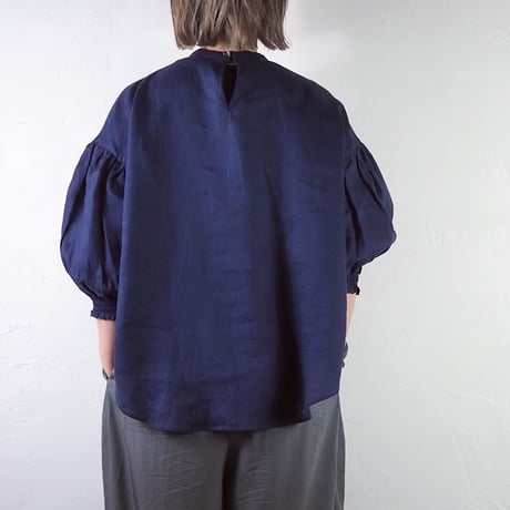 UNIVERSAL TISSU / フレンチリネン袖口シャーリングブラウス / UT241BL047  040リネンネイビー