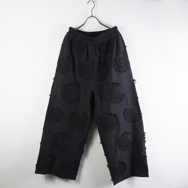 TONE カディーコットンギャザーパンツ 黒 ESTROISLOSE / モチーフ刺繍コットンサテンギャザーパンツ