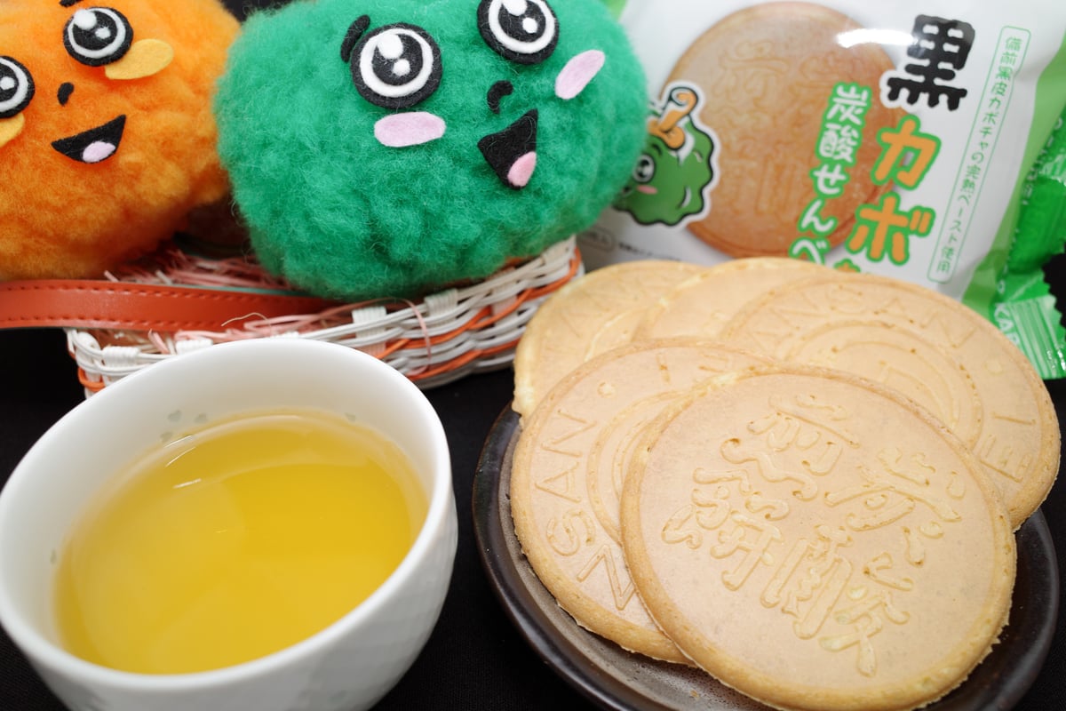黒カボちゃん炭酸せんべい 1個 | 日本一のだがし売場 黒カボちゃん炭酸せんべい 1個 | 日本一のだがし売場