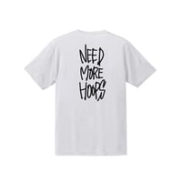 “NEED MORE HOOPS” dry-T s/s white
