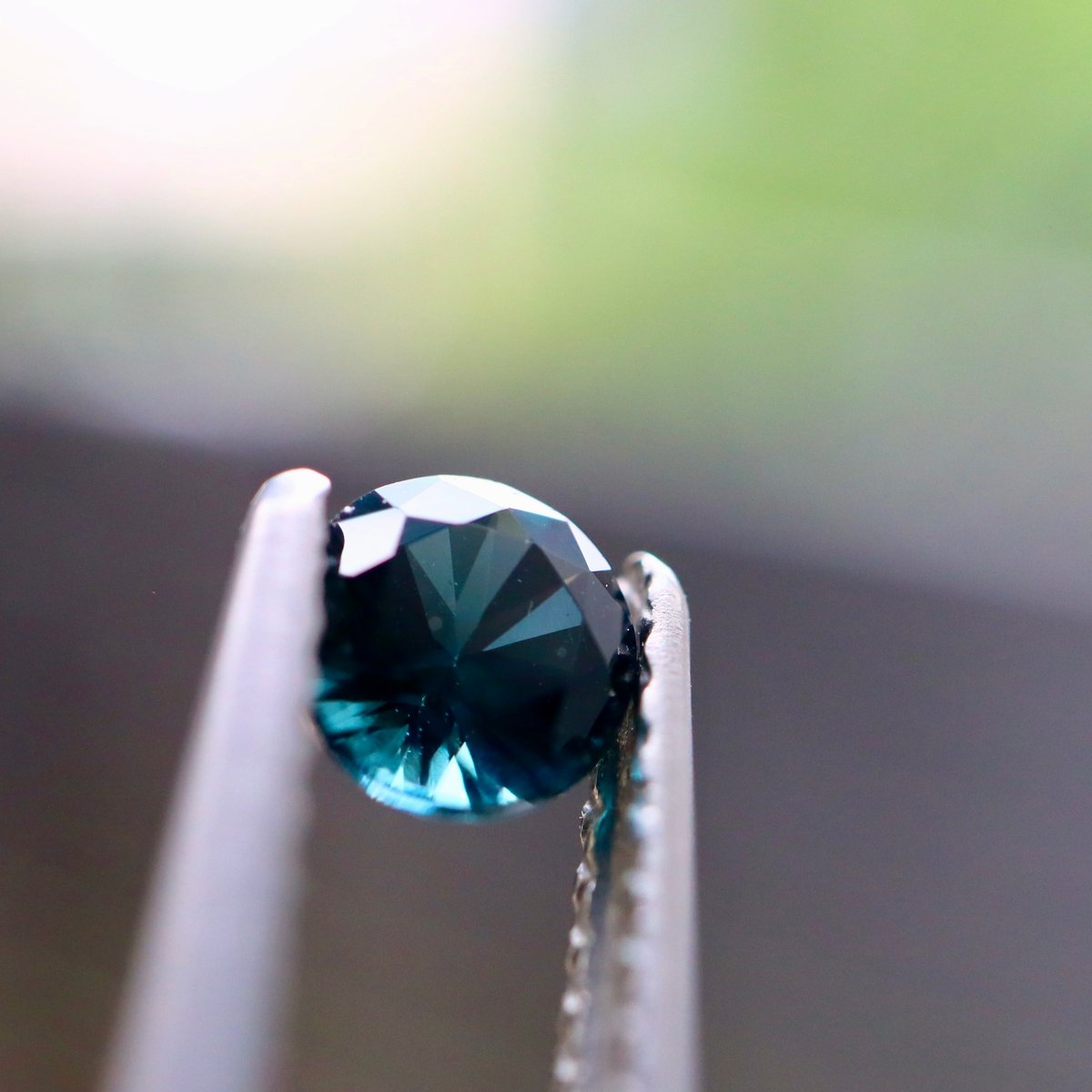 スリランカ産 ピーコックブルー カラー スピネル 0.369ct ラウンド