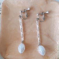 White Perl  pierce.earring