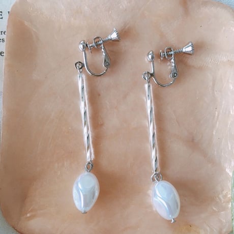 White Perl  pierce.earring