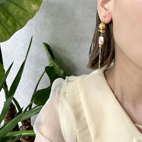 gold white chain pierce earring
