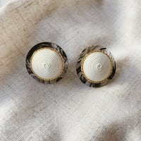 White BLACK GOLDイヤリング