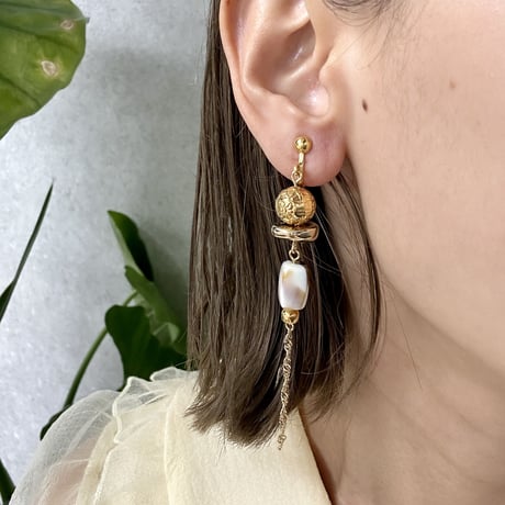 gold white chain pierce earring
