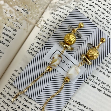 gold white chain pierce earring