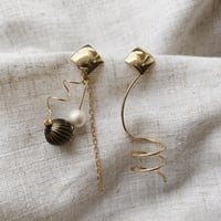 アシンメトリーBLACK GOLDピアス