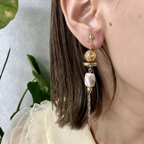 gold white chain pierce earring