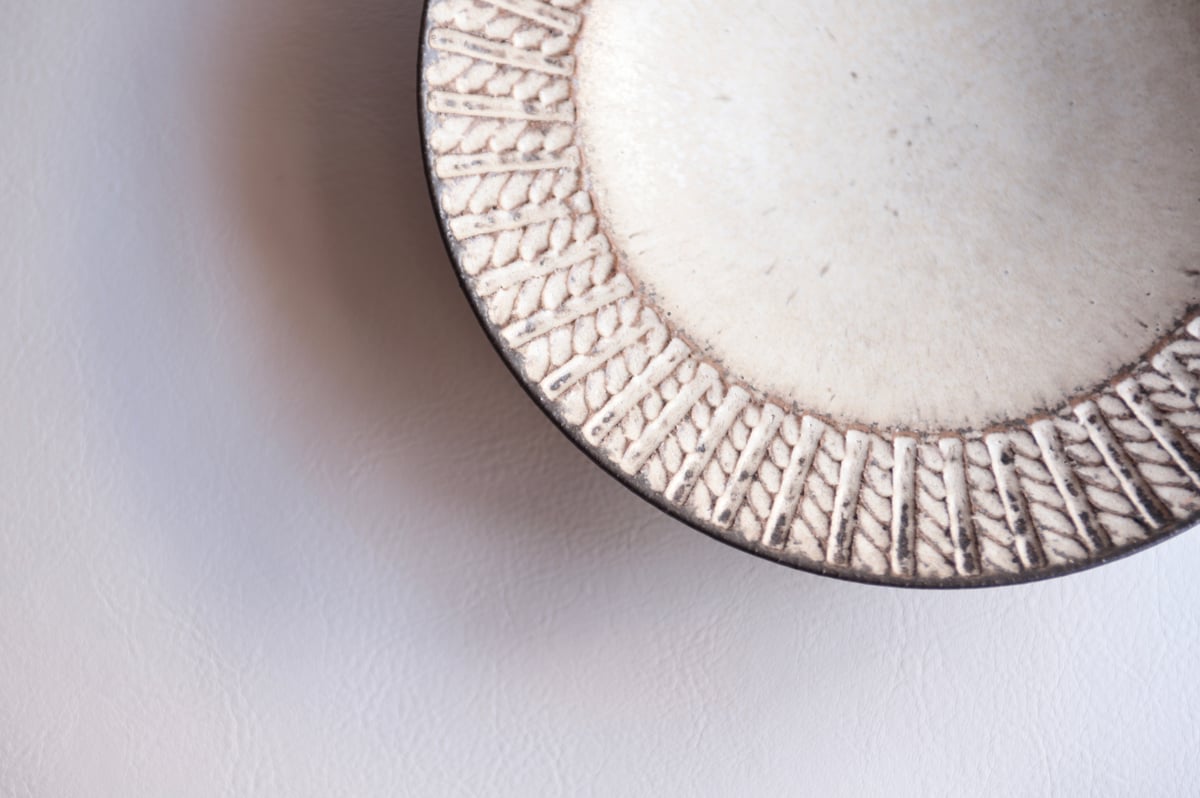 山本雅則】リム深皿ケーブル24cm 白／黒 | 緋色の商店街