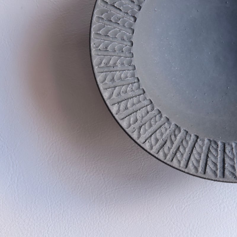 皿　光沢 7寸丸皿 蒔地漆薄白／田澤祐介 | うつわと暮らし 凛 ONLINE SHOP