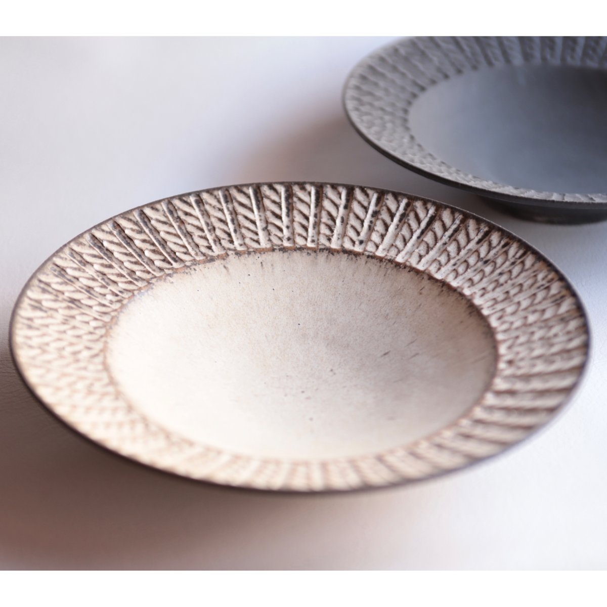 山本雅則】リム深皿ケーブル24cm 白／黒 | 緋色の商店街