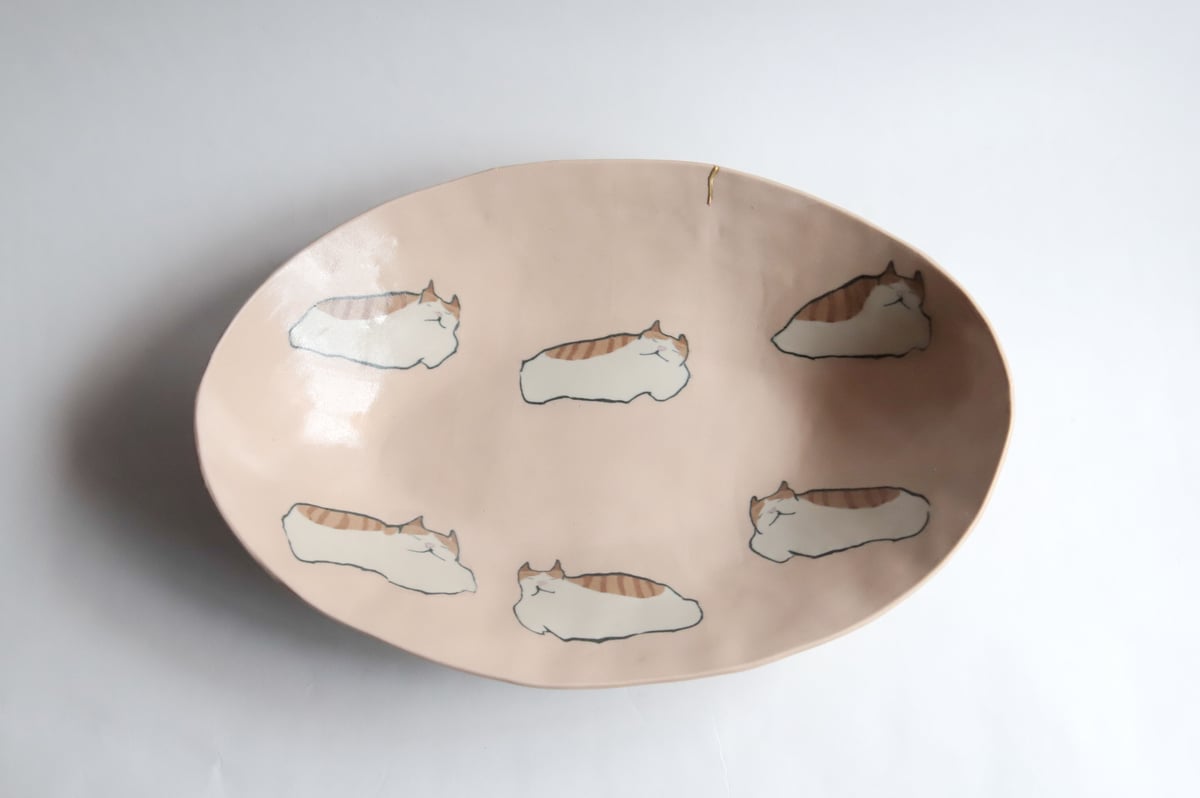 高橋由紀子さん　ケーキ皿 高橋由紀子】ハチワレ ネコ オーバル皿 | 緋色の商店街