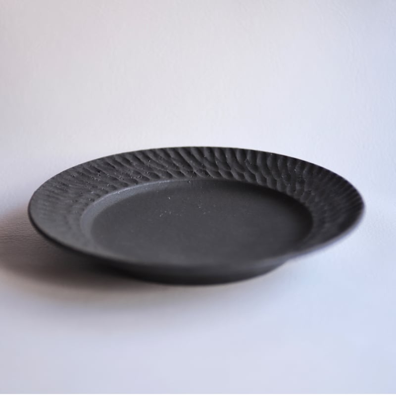 山本雅則】しのぎリム皿18cm 黒 | 緋色の商店街