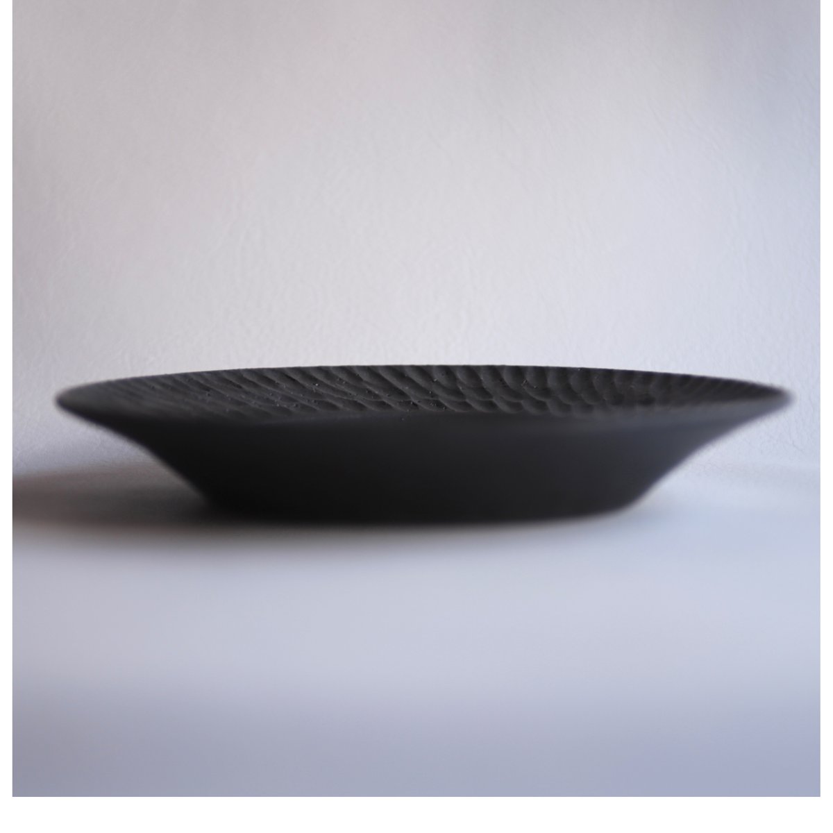 山本雅則】しのぎリム皿18cm 黒 | 緋色の商店街