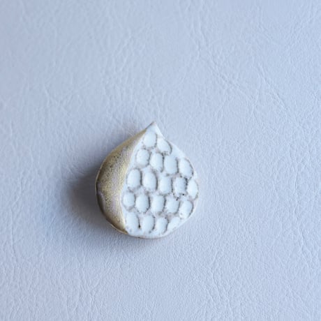 【栗田千弦】しのぎブローチ 金彩