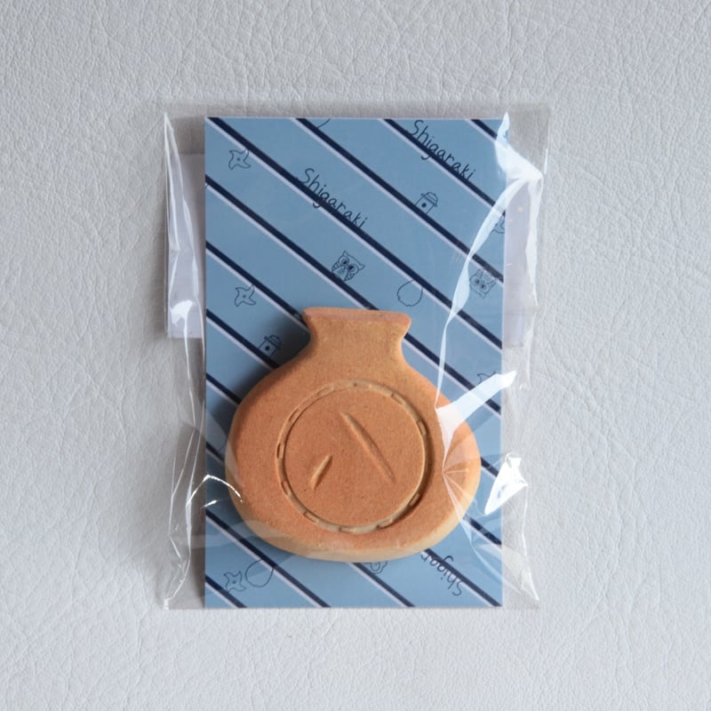 信楽中学生カンパニー】信楽焼狸 徳利箸置き 八相縁起 緋色 | 緋色の商店街