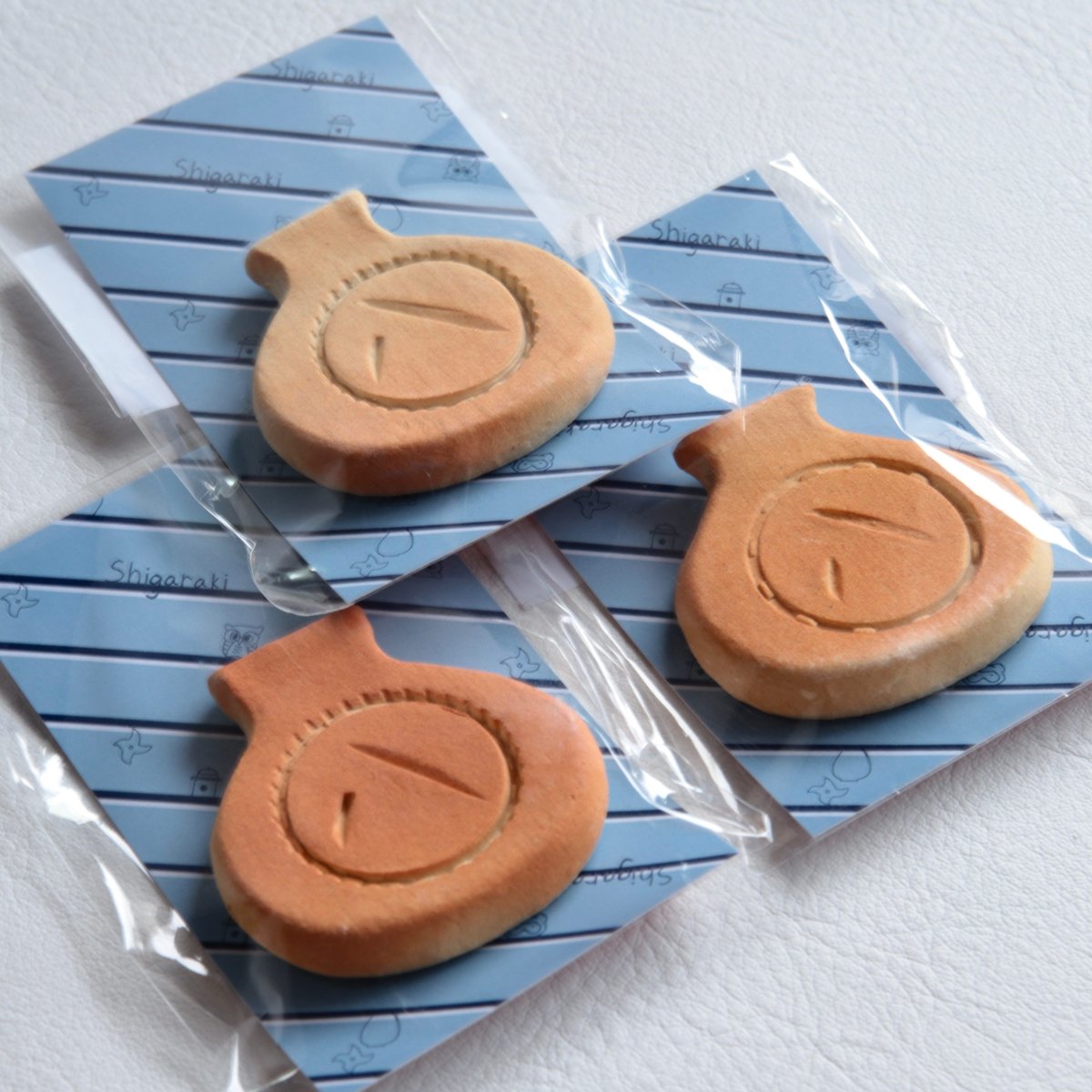 信楽中学生カンパニー】信楽焼狸 徳利箸置き 八相縁起 緋色 | 緋色の商店街