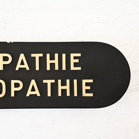 1920年代 Pharmacyの看板(ALLOPATHIE HOMEOPATHIE)