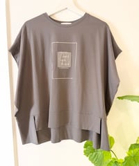 New Color 箔スクエア ロゴTシャツ