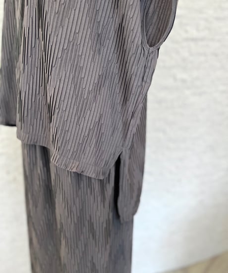 変形プリーツトップス