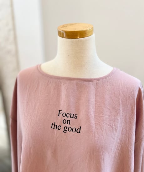 ” Focus on the good " ロゴTブラウス