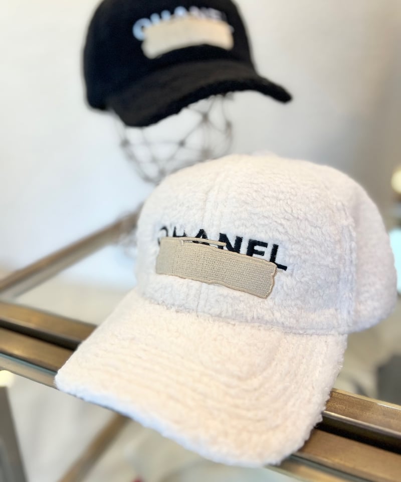 sacai ボアキャップ ホワイト ボア sacai(サカイ) 帽子(レディース) - 海外通販のBUYMA