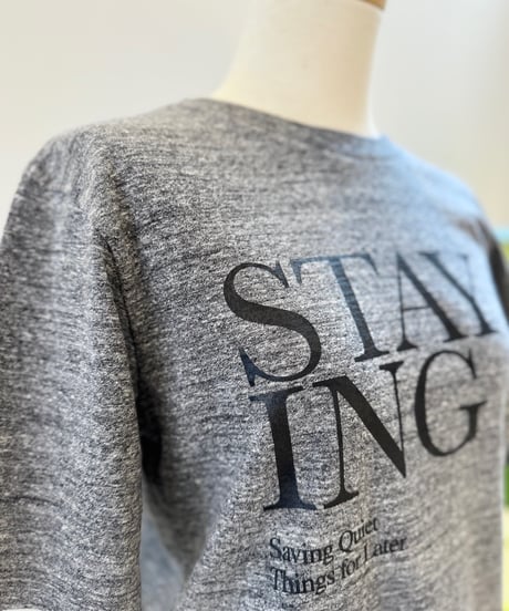 【STAYING】ロゴTシャツ